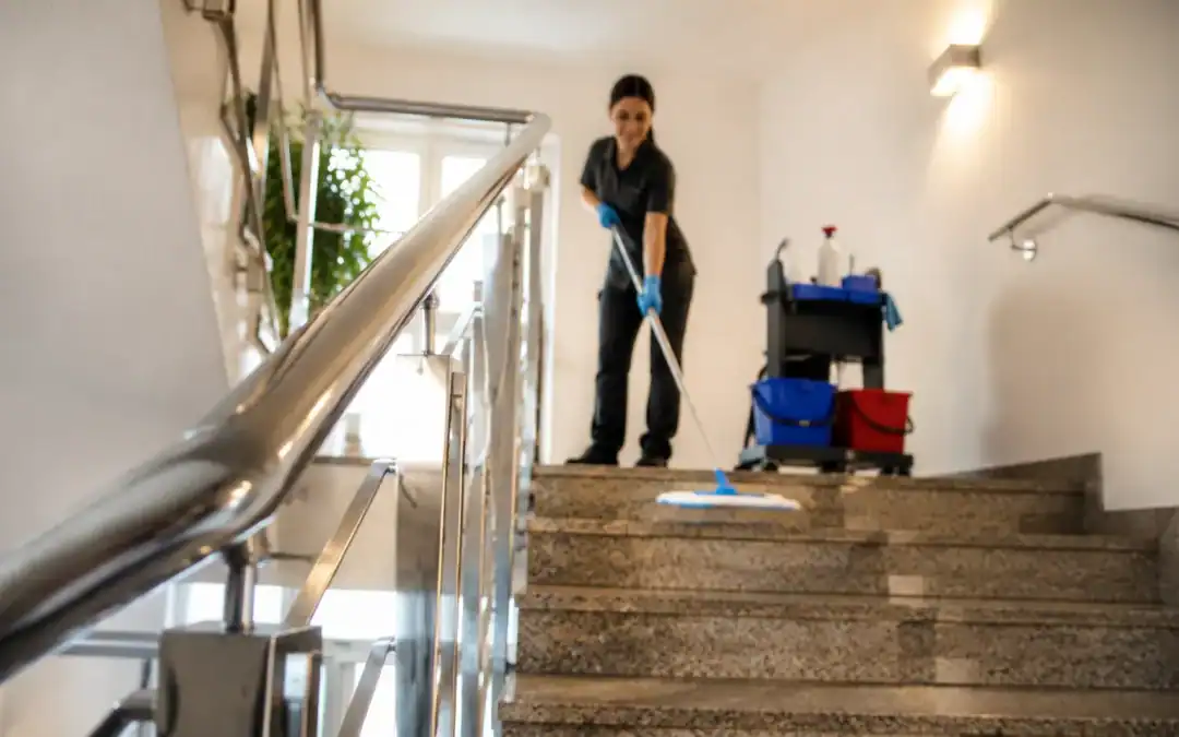 Treppenhausreinigung: Optimale Häufigkeit und Reinigungspläne für Mehrfamilienhäuser, Büros und Praxisgebäude